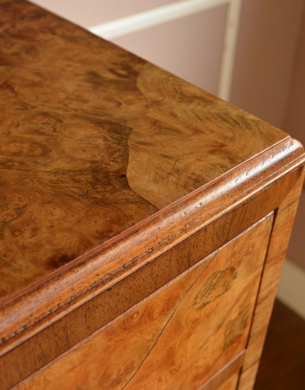 アンティークのキャビネット アンティーク家具 木目がキレイなアンティークの家具、イギリスの引き出し付トールボーイ(カップボードチェスト)。角も美しい状態です。(m-487-f)