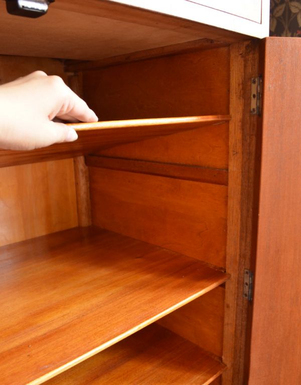 アンティークのキャビネット アンティーク家具 木目がキレイなアンティークの家具、イギリスの引き出し付トールボーイ(カップボードチェスト)。棚板は可動です。(m-487-f)