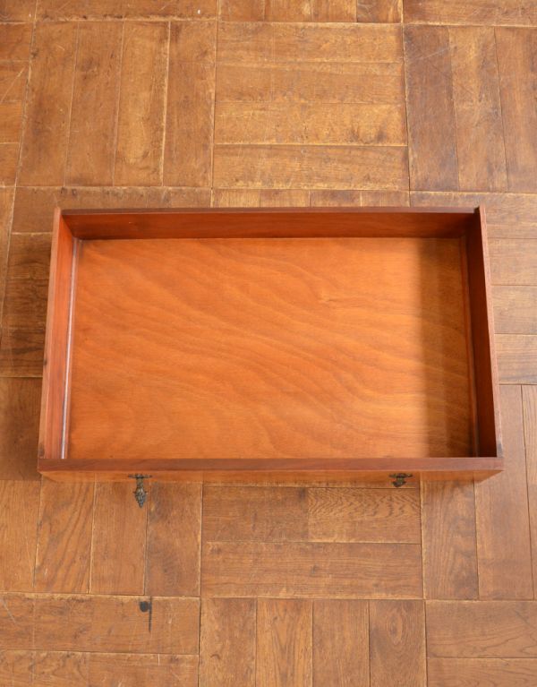 アンティークのキャビネット アンティーク家具 木目がキレイなアンティークの家具、イギリスの引き出し付トールボーイ(カップボードチェスト)。引き出しがあります。(m-487-f)