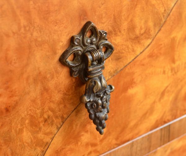 アンティークのキャビネット アンティーク家具 木目がキレイなアンティークの家具、イギリスの引き出し付トールボーイ(カップボードチェスト)。ジュエリーのような美しいデザイン!握る度にウキウキしてしまいます。(m-487-f)