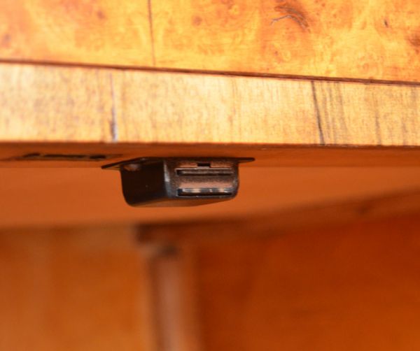 アンティークのキャビネット アンティーク家具 木目がキレイなアンティークの家具、イギリスの引き出し付トールボーイ(カップボードチェスト)。マグネットがありますので、開閉はスムーズです。(m-487-f)