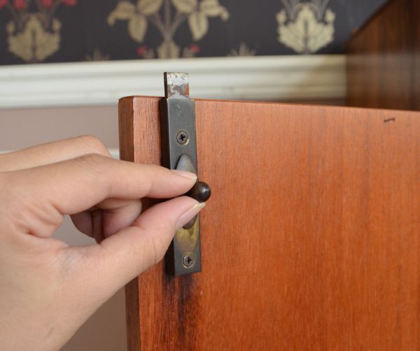 アンティークのキャビネット アンティーク家具 木目がキレイなアンティークの家具、イギリスの引き出し付トールボーイ(カップボードチェスト)。扉を留めるためのドアストッパーです。(m-487-f)