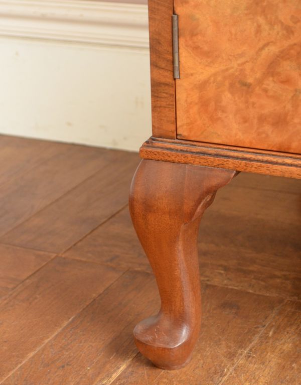 アンティークのキャビネット アンティーク家具 木目がキレイなアンティークの家具、イギリスの引き出し付トールボーイ(カップボードチェスト)。安定感のある脚がしっかり支えます。(m-487-f)