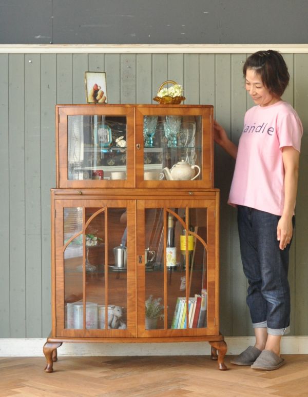 アンティークのキャビネット アンティーク家具 高級な英国家具、アンティークディスプレイキャビネット(カクテルキャビネット)。お気に入りの雑貨や食器を並べてみましょう。(m-488-f)