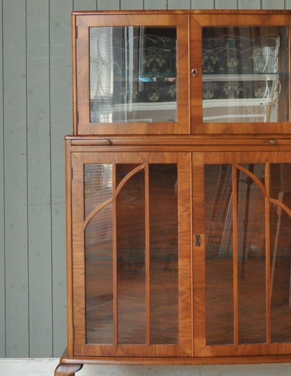 アンティークのキャビネット アンティーク家具 高級な英国家具、アンティークディスプレイキャビネット(カクテルキャビネット)。ディスプレイキャビネットってとっても贅沢な家具だと思いませんか?きっと裕福なお家だけにある特別な家具なんだろうな・・・と惚れぼれしてしまいます。(m-488-f)