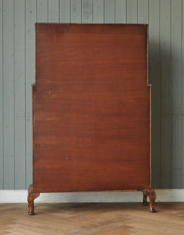 アンティークのキャビネット アンティーク家具 高級な英国家具、アンティークディスプレイキャビネット(カクテルキャビネット)。キチンとメンテナンスをしているので、裏もキレイな状態です。(m-488-f)