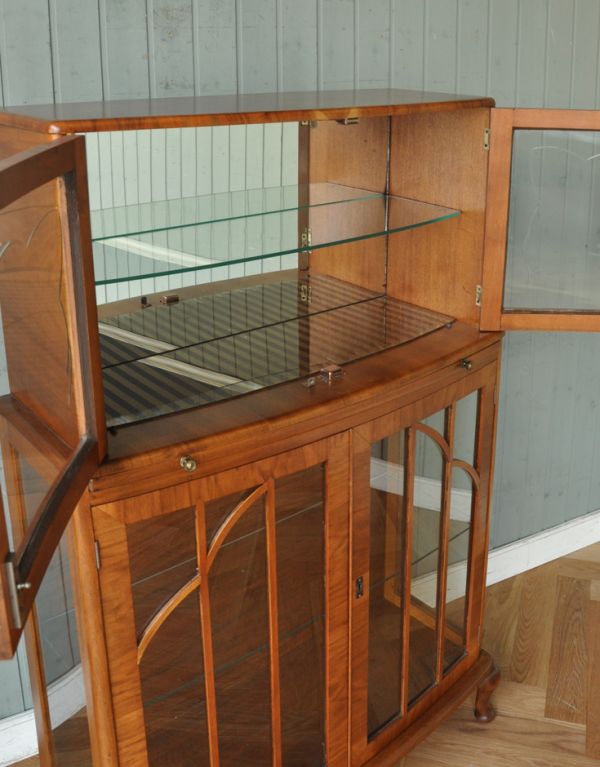 アンティークのキャビネット アンティーク家具 高級な英国家具、アンティークディスプレイキャビネット(カクテルキャビネット)。扉はきちんとお直しをしているのでスムーズに開け閉めができ、出し入れもしやすく使いやすいです。(m-488-f)