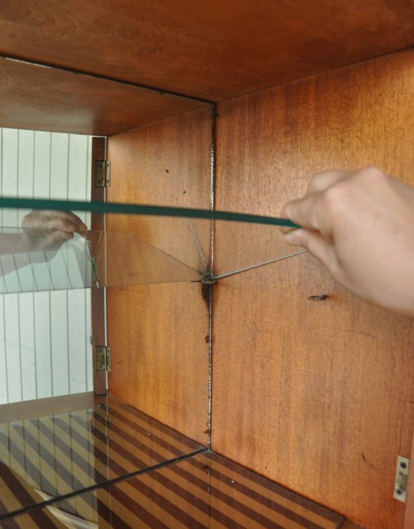 アンティークのキャビネット アンティーク家具 高級な英国家具、アンティークディスプレイキャビネット(カクテルキャビネット)。ガラスの棚板は可動です。(m-488-f)