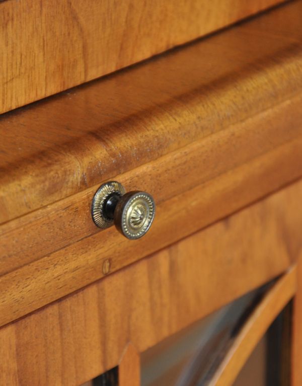 アンティークのキャビネット アンティーク家具 高級な英国家具、アンティークディスプレイキャビネット(カクテルキャビネット)。可愛い取っ手がちょこんと付いています。(m-488-f)