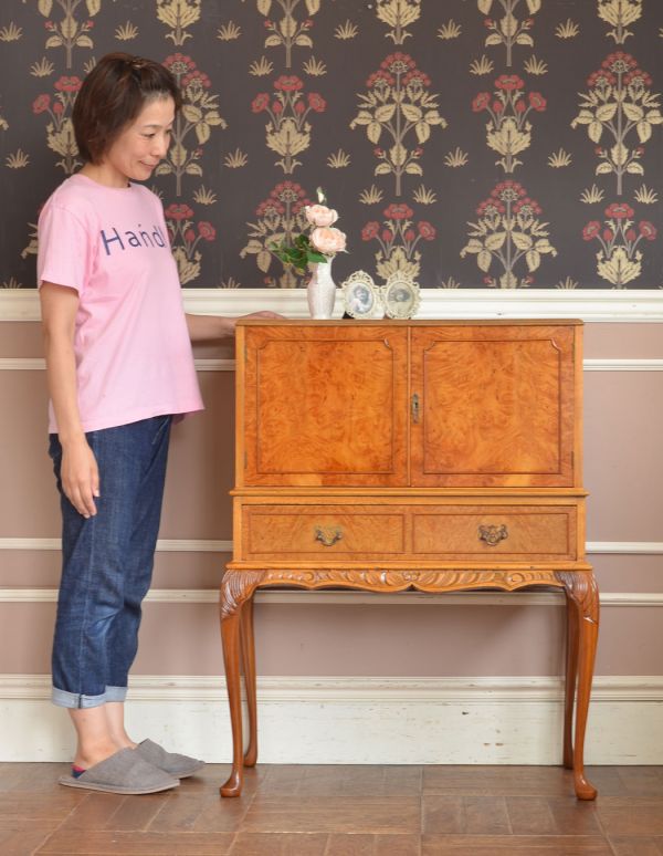 アンティークのキャビネット　アンティーク家具　上品な木目のアンティーク家具、華やかなバーキャビネット（カクテルキャビネット）。お気に入りの雑貨や食器を並べてみましょう。(m-489-f)