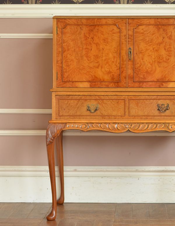 アンティークのキャビネット　アンティーク家具　上品な木目のアンティーク家具、華やかなバーキャビネット（カクテルキャビネット）。カクテルキャビネットってとっても贅沢な家具だと思いませんか？きっと裕福なお家だけにある特別な家具なんだろうな・・・と惚れぼれしてしまいます。(m-489-f)