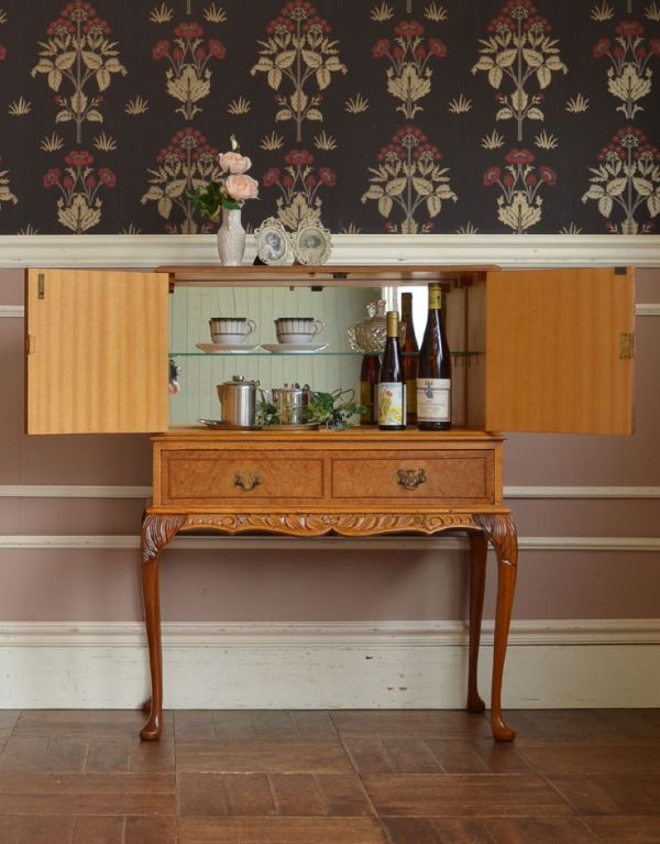 アンティークのキャビネット　アンティーク家具　上品な木目のアンティーク家具、華やかなバーキャビネット（カクテルキャビネット）。なんと扉の奥にミラーが入っているんです！奥行が広く見えて、さらに、中に並べたものも美しく見せてくれます。(m-489-f)