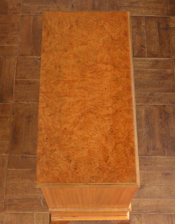 アンティークのキャビネット　アンティーク家具　上品な木目のアンティーク家具、華やかなバーキャビネット（カクテルキャビネット）。天板もキレイな状態で仕上げてあります。(m-489-f)