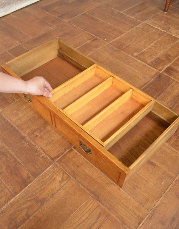 アンティークのキャビネット　アンティーク家具　上品な木目のアンティーク家具、華やかなバーキャビネット（カクテルキャビネット）。仕切りつきのトレイは、左右にスライドさせることができます。(m-489-f)