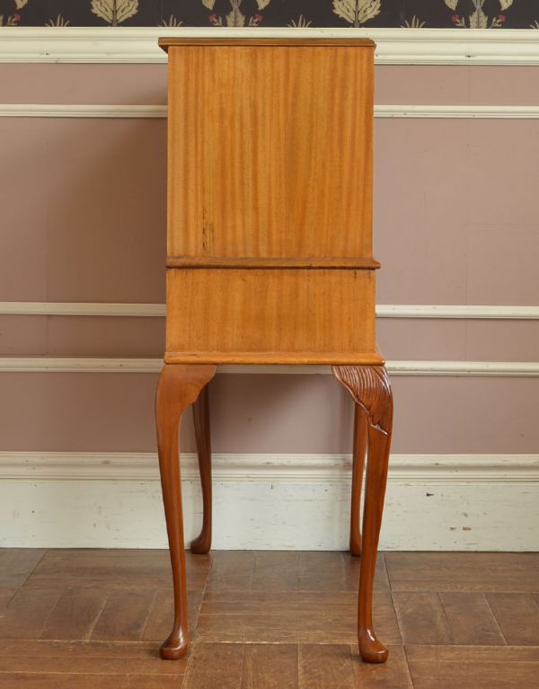 アンティークのキャビネット　アンティーク家具　上品な木目のアンティーク家具、華やかなバーキャビネット（カクテルキャビネット）。どこから見てもステキ。(m-489-f)