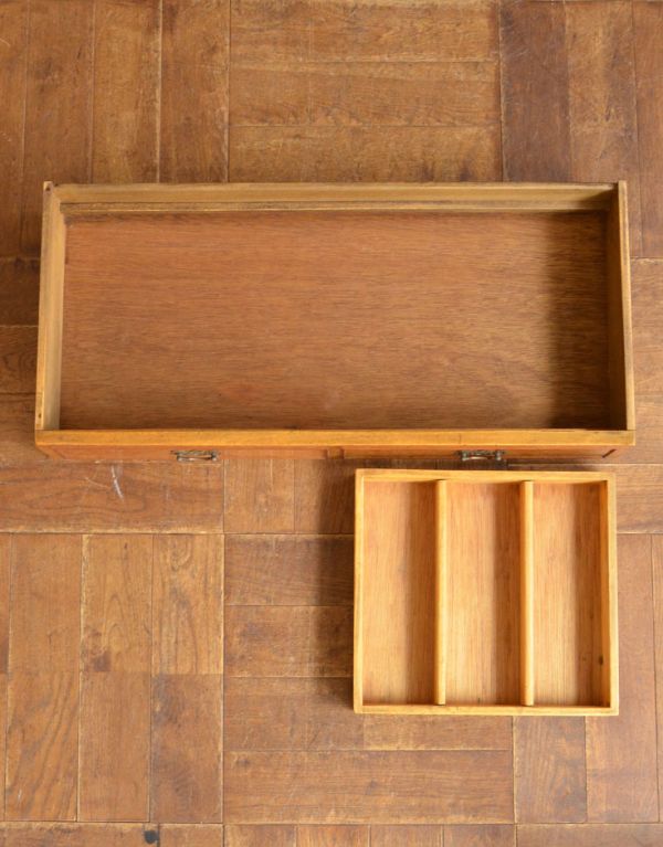 アンティークのキャビネット　アンティーク家具　上品な木目のアンティーク家具、華やかなバーキャビネット（カクテルキャビネット）。引き出しは１杯。(m-489-f)