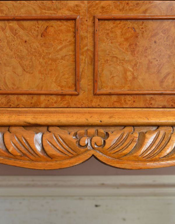 アンティークのキャビネット　アンティーク家具　上品な木目のアンティーク家具、華やかなバーキャビネット（カクテルキャビネット）。風格と品があるので、リビングはもちろん、和室や書斎、客間にも最適。(m-489-f)