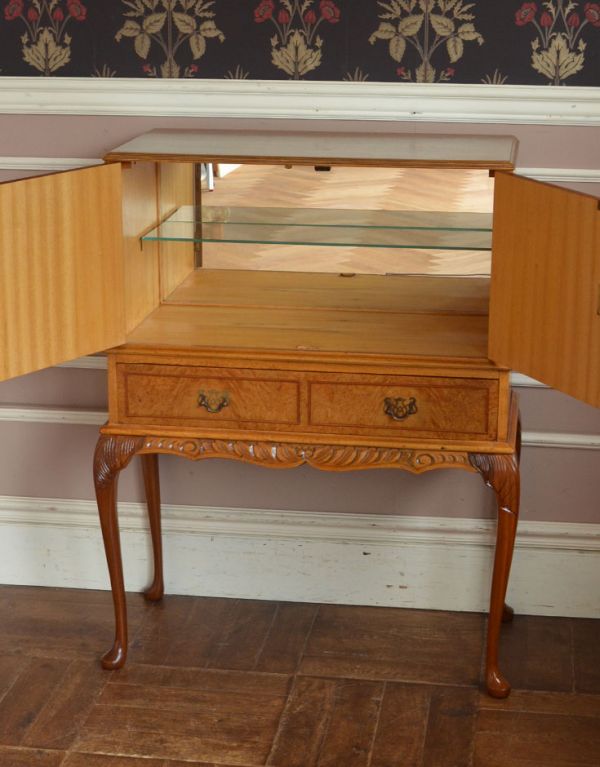 アンティークのキャビネット　アンティーク家具　上品な木目のアンティーク家具、華やかなバーキャビネット（カクテルキャビネット）。ダブルドアなので、出し入れもしやすいですよ。(m-489-f)