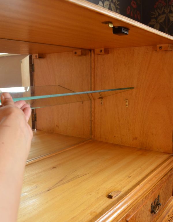 アンティークのキャビネット　アンティーク家具　上品な木目のアンティーク家具、華やかなバーキャビネット（カクテルキャビネット）。ガラスの棚板は可動です。(m-489-f)