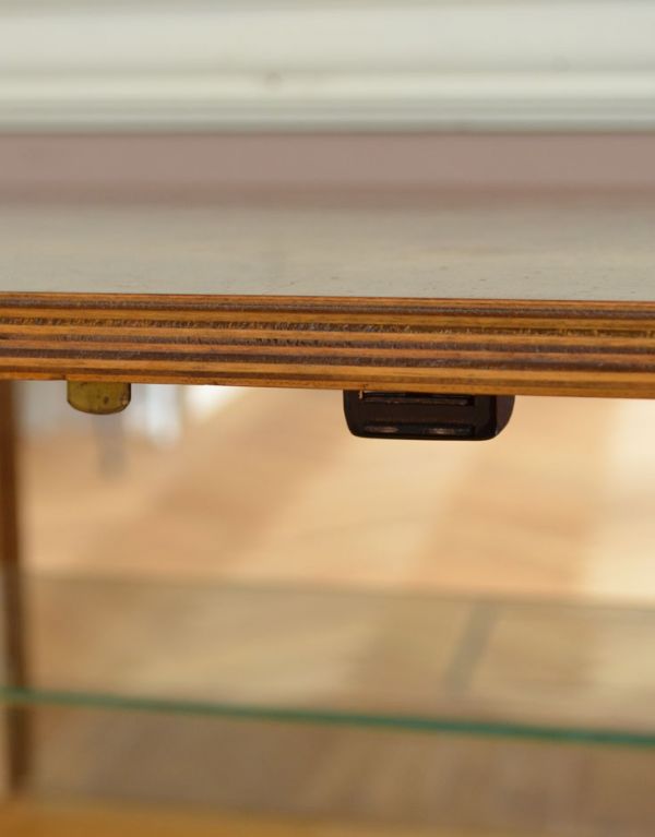 アンティークのキャビネット　アンティーク家具　上品な木目のアンティーク家具、華やかなバーキャビネット（カクテルキャビネット）。扉にはマグネットが付いているので開け閉めはスムーズです。(m-489-f)