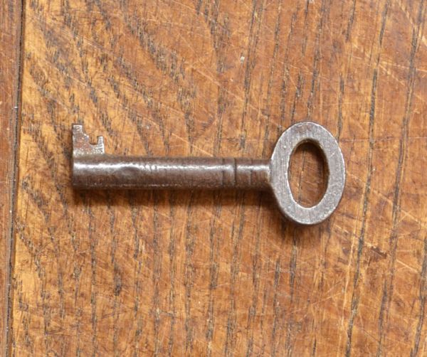 アンティークのキャビネット　アンティーク家具　上品な木目のアンティーク家具、華やかなバーキャビネット（カクテルキャビネット）。アンティークの鍵です。(m-489-f)