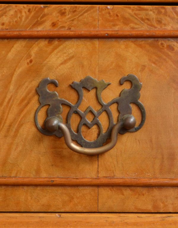 アンティークのキャビネット　アンティーク家具　上品な木目のアンティーク家具、華やかなバーキャビネット（カクテルキャビネット）。引き出しの取っ手は、ハンドルタイプで握りやすいです。(m-489-f)