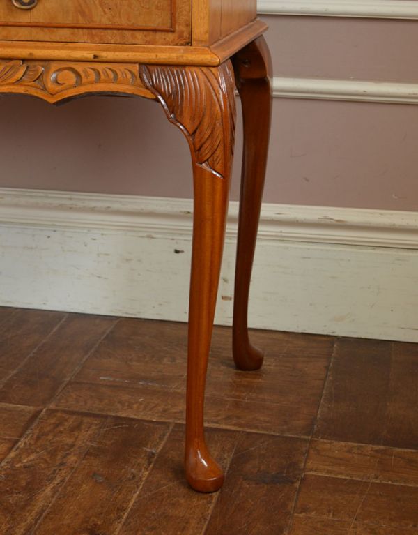 アンティークのキャビネット　アンティーク家具　上品な木目のアンティーク家具、華やかなバーキャビネット（カクテルキャビネット）。きちんと支えます。(m-489-f)