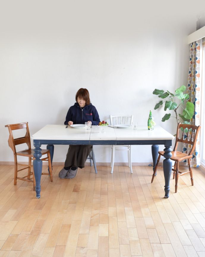 ロイドテーブル　アンティーク家具　フランスで見つけたアンティーク家具、ホワイトペイントのダイニングテーブル（伸張式）。大人気のダイニングテーブル。(m-491-f-1)