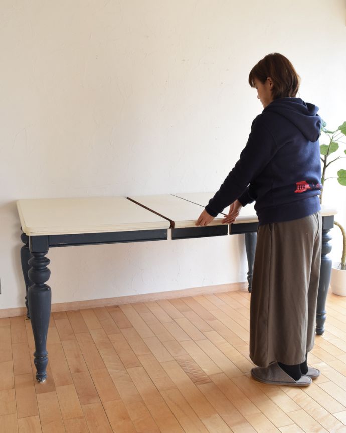 ロイドテーブル　アンティーク家具　フランスで見つけたアンティーク家具、ホワイトペイントのダイニングテーブル（伸張式）。広げるのは簡単です。(m-491-f-1)