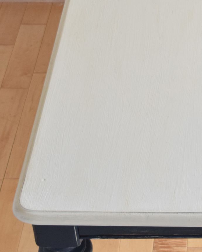 ロイドテーブル　アンティーク家具　フランスで見つけたアンティーク家具、ホワイトペイントのダイニングテーブル（伸張式）。角が丸いので小さなお子様がいるお家でも安心してお使いいただけます。(m-491-f-1)