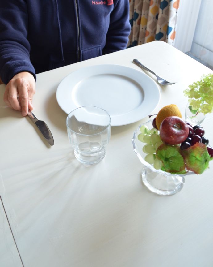 ロイドテーブル　アンティーク家具　フランスで見つけたアンティーク家具、ホワイトペイントのダイニングテーブル（伸張式）。ホワイトカラーの天板なので、テーブルウェアがよく映えます。(m-491-f-1)