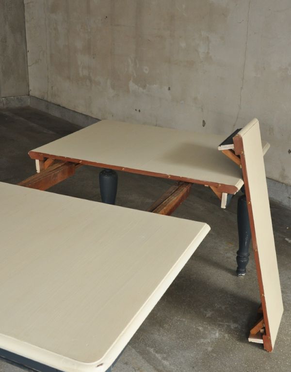 ロイドテーブル　アンティーク家具　フランスで見つけたアンティーク家具、ホワイトペイントのダイニングテーブル（伸張式）。組み立ては、補助の天板を差し込むだけです。(m-491-f-1)
