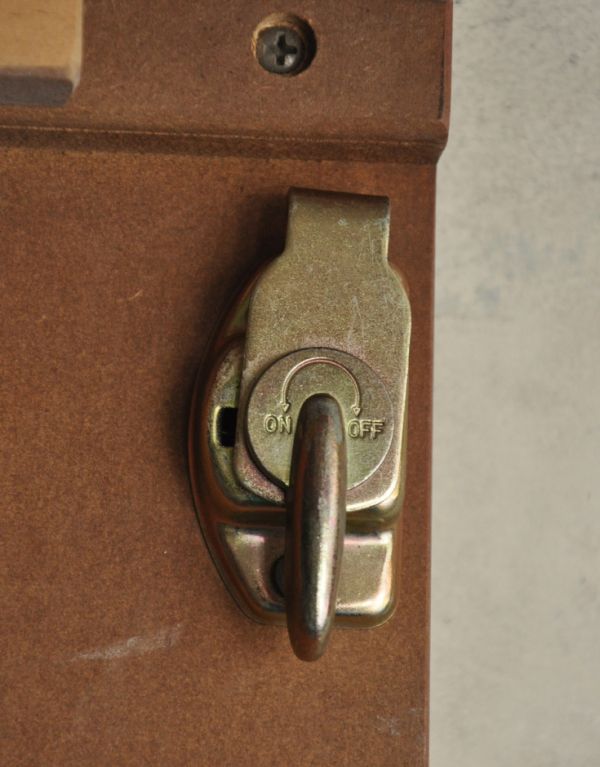 ロイドテーブル　アンティーク家具　フランスで見つけたアンティーク家具、ホワイトペイントのダイニングテーブル（伸張式）。つなぎ目部分の天板下には金具が付いています。(m-491-f-1)