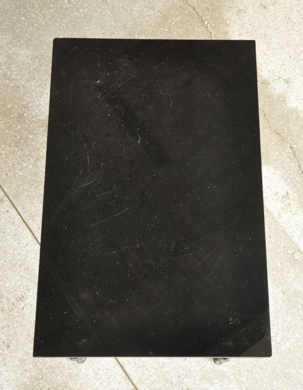 ロイドテーブル　アンティーク家具　アイアンの脚がキレイなフランスアンティーク家具のコーヒーテーブル。長方形の天板です。(m-492-f)