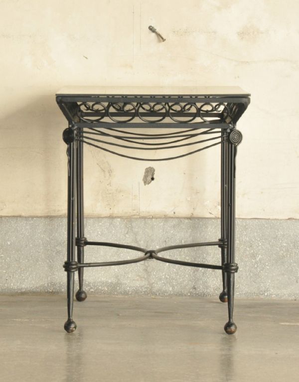 ロイドテーブル　アンティーク家具　アイアンの脚がキレイなフランスアンティーク家具のコーヒーテーブル。脚のデザインが凝っていますが、奥行が浅く圧迫感はありません。(m-492-f)