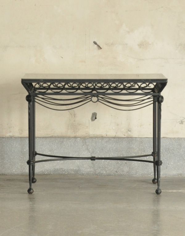 ロイドテーブル　アンティーク家具　アイアンの脚がキレイなフランスアンティーク家具のコーヒーテーブル。アンティークは新品ではないので、経年変化によるキズはありますが、専門の職人によって目立たないようにキレイにお直しをしています。(m-492-f)