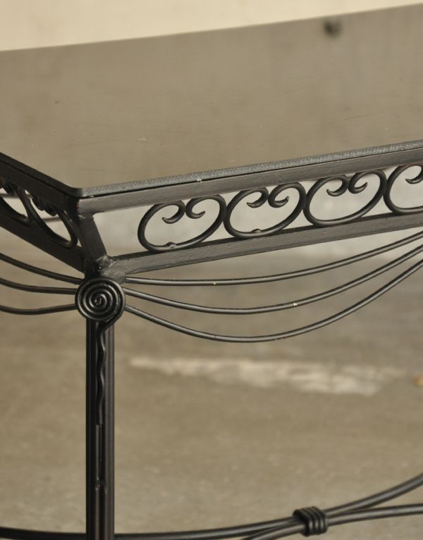 ロイドテーブル　アンティーク家具　アイアンの脚がキレイなフランスアンティーク家具のコーヒーテーブル。クルクルしたアイアンがお洒落です。(m-492-f)