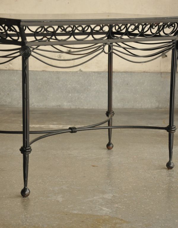 ロイドテーブル　アンティーク家具　アイアンの脚がキレイなフランスアンティーク家具のコーヒーテーブル。脚のデザインが女性らしくキレイです。(m-492-f)