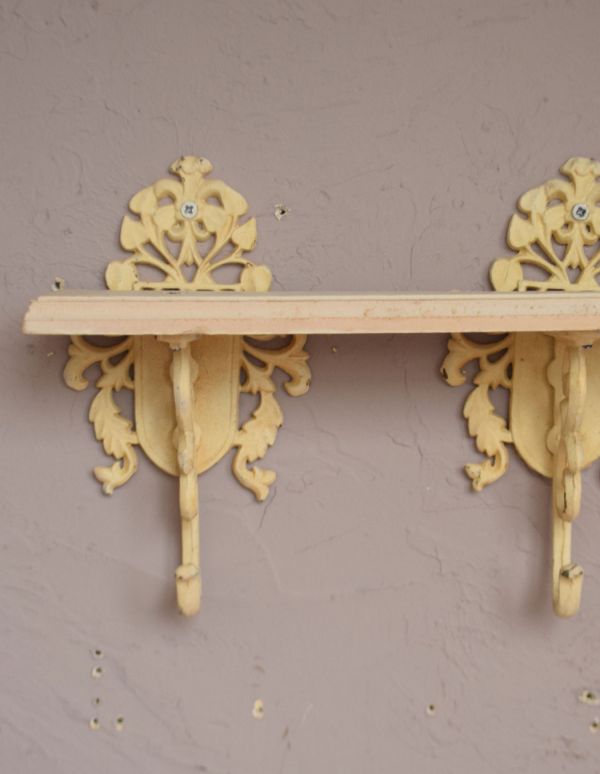 ウォールシェルフ・ウォールハンガー　アンティーク家具　ホワイトのフック付、スモールウォールシェルフ。ナチュラルなアイボリー色。(m-495-f)
