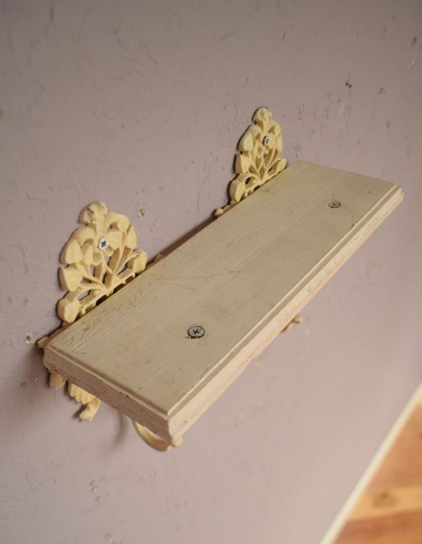 ウォールシェルフ・ウォールハンガー　アンティーク家具　ホワイトのフック付、スモールウォールシェルフ。天板にはボトルや写真立てなどが飾れます。(m-495-f)