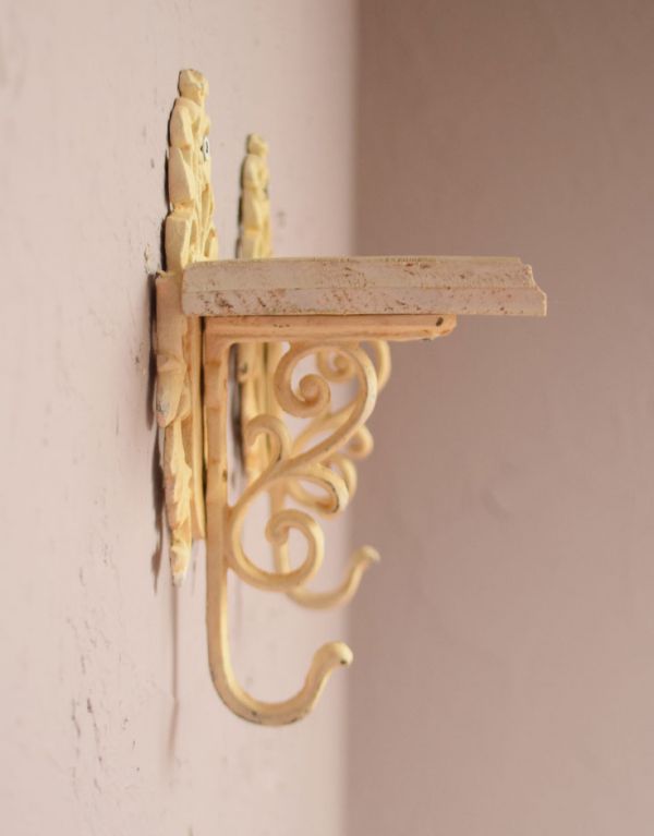 ウォールシェルフ・ウォールハンガー　アンティーク家具　ホワイトのフック付、スモールウォールシェルフ。横から見るとこんな感じです。(m-495-f)