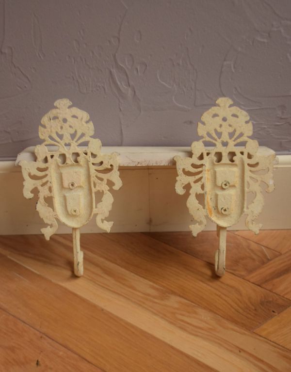 ウォールシェルフ・ウォールハンガー　アンティーク家具　ホワイトのフック付、スモールウォールシェルフ。キチンとメンテナンスしてあるので、裏側もキレイです。(m-495-f)