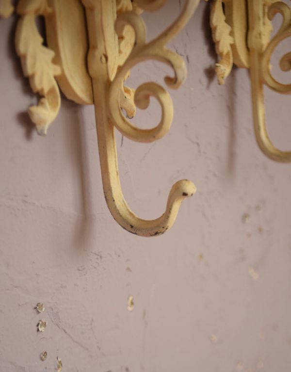 ウォールシェルフ・ウォールハンガー　アンティーク家具　ホワイトのフック付、スモールウォールシェルフ。便利なフックが２つ付いています。(m-495-f)
