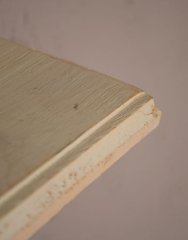 ウォールシェルフ・ウォールハンガー　アンティーク家具　ホワイトのフック付、スモールウォールシェルフ。ペイントの風合いをお楽しみください。(m-495-f)