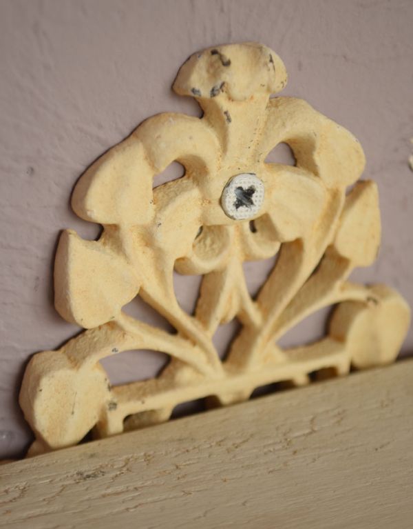 ウォールシェルフ・ウォールハンガー　アンティーク家具　ホワイトのフック付、スモールウォールシェルフ。壁付けできるように金具が付いています。(m-495-f)