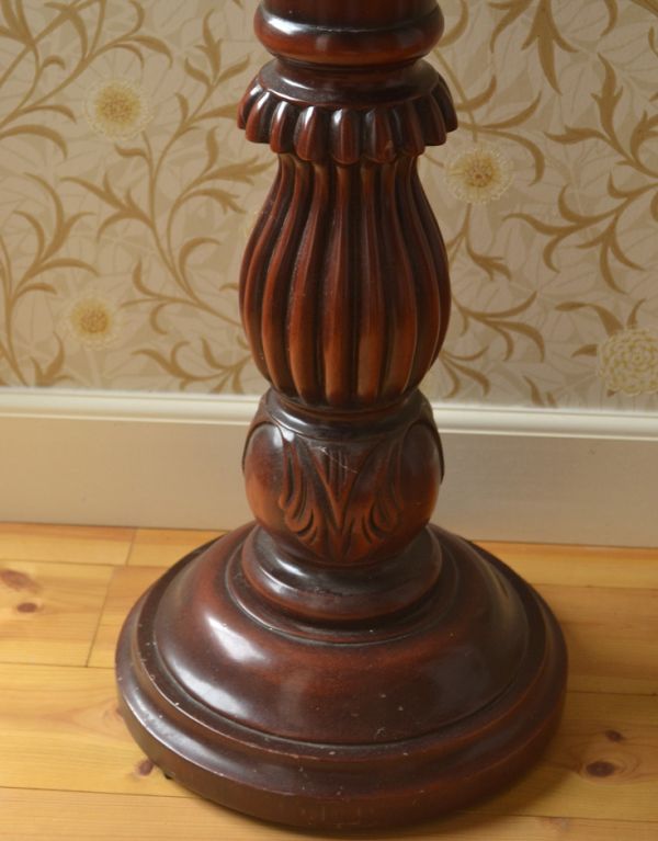 ロイドテーブル アンティーク家具 アンティークの英国家具、マホガニー材のプランツスタンド(花台)。安定感のある脚でしっかりテーブルを支えます。(m-496-f)