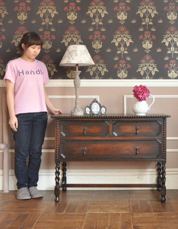 アンティークのチェスト アンティーク家具 英国のカッコいいアンティーク家具、ツイストが美しいサイドチェスト。濃い茶色なので和室にも合いますよ。(m-497-f)