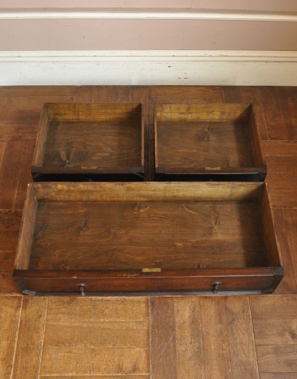 アンティークのチェスト アンティーク家具 英国のカッコいいアンティーク家具、ツイストが美しいサイドチェスト。引き出しは3杯。(m-497-f)