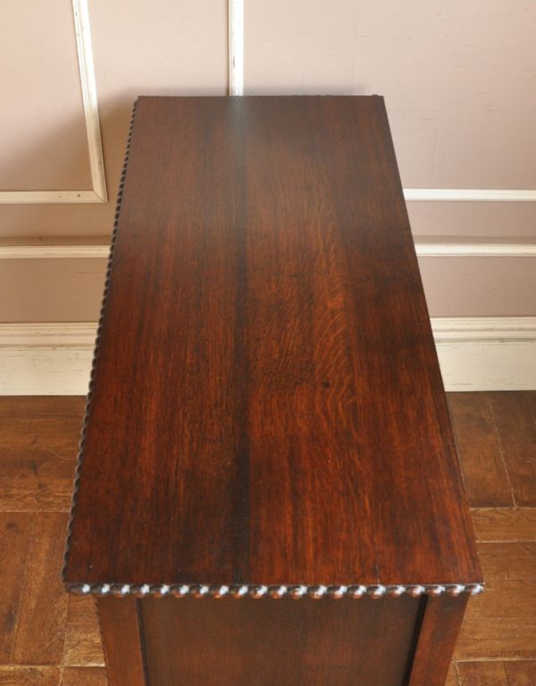 アンティークのチェスト アンティーク家具 英国のカッコいいアンティーク家具、ツイストが美しいサイドチェスト。天板も木目がとってもキレイです。(m-497-f)