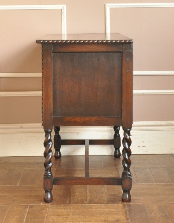 アンティークのチェスト アンティーク家具 英国のカッコいいアンティーク家具、ツイストが美しいサイドチェスト。サイドから見ても絵になります。(m-497-f)